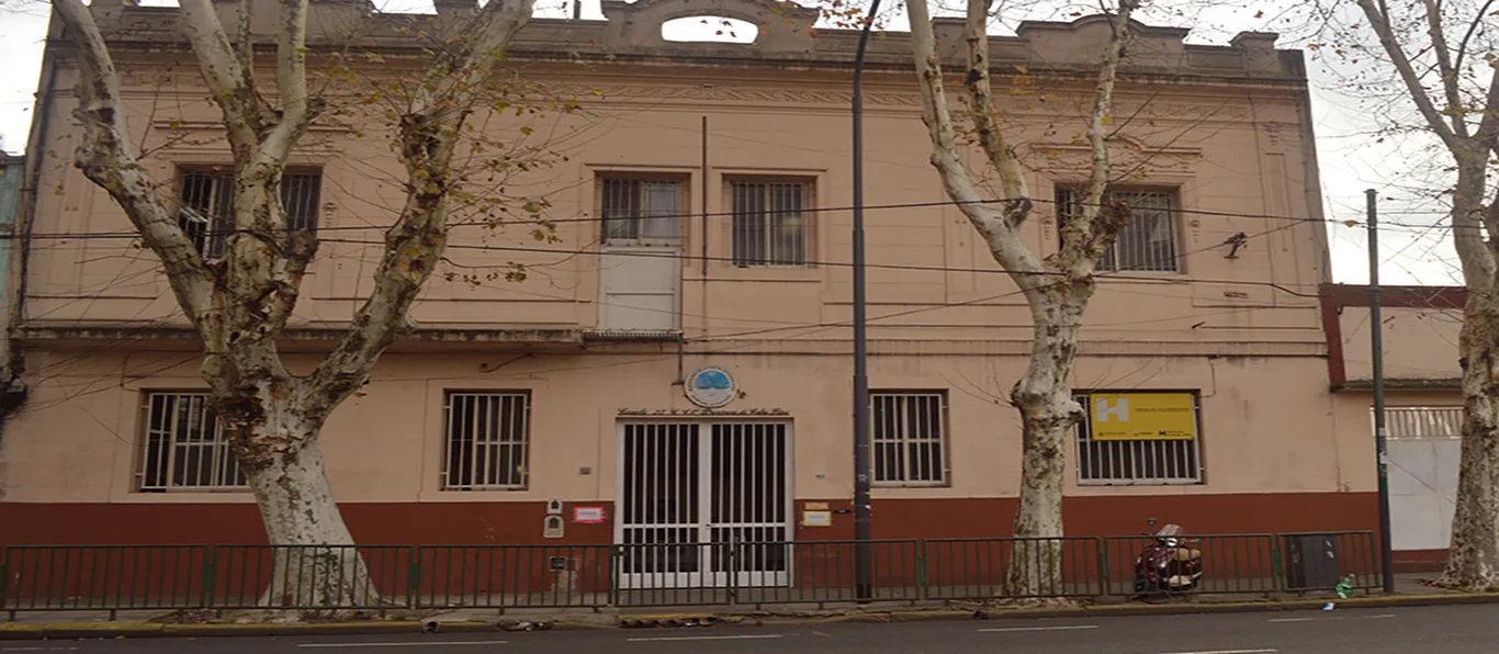 Fachada de Escuela Primaria Común N.º 23 D.E. 6 «Provincia de Entre Ríos»