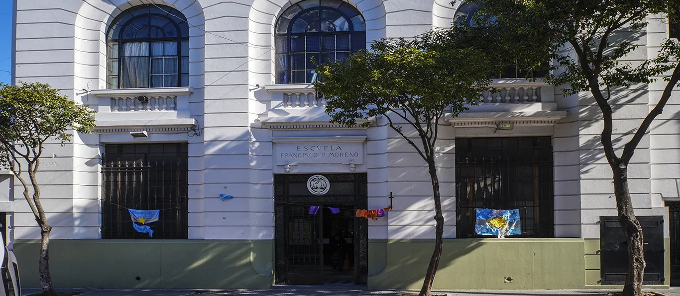 Fachada de Escuela Primaria Común N.º 28 D.E. 4 «Francisco P Moreno»