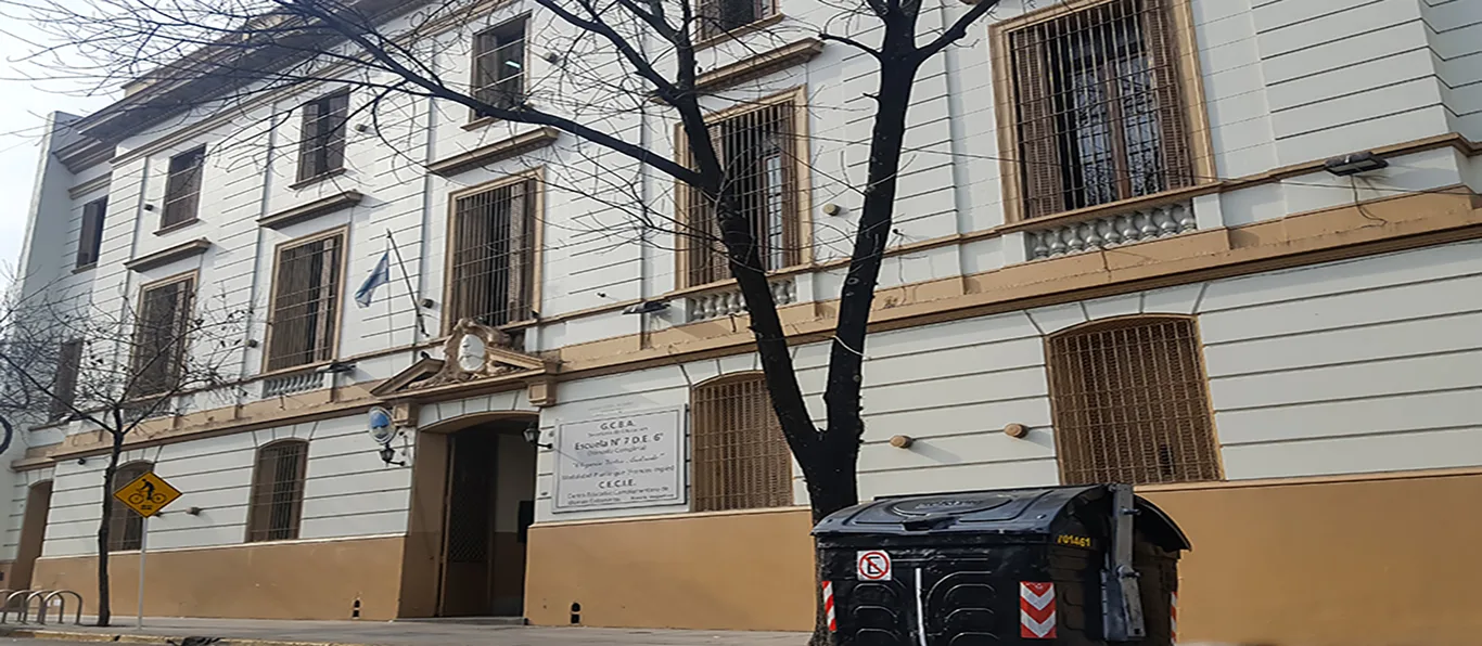 Fachada de Escuela Primaria Común N.º 7 D.E. 6 «Olegario V Andrade»