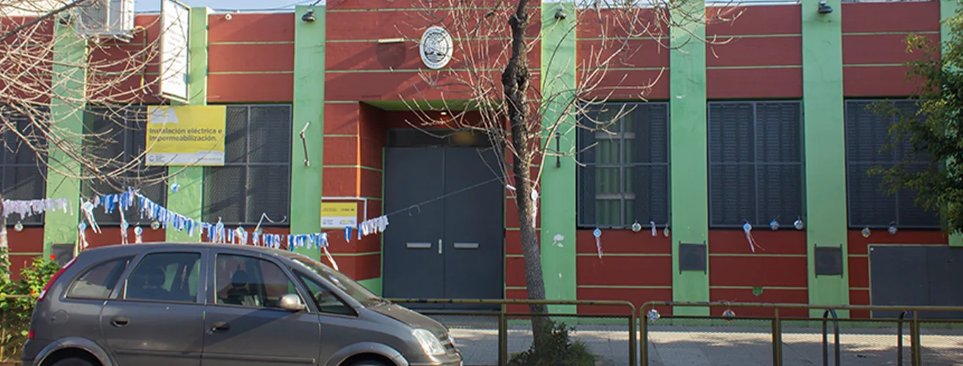 Fachada de Escuela Primaria Común N.º 26 D.E. 14 «Delfina Mitre de Vedia»