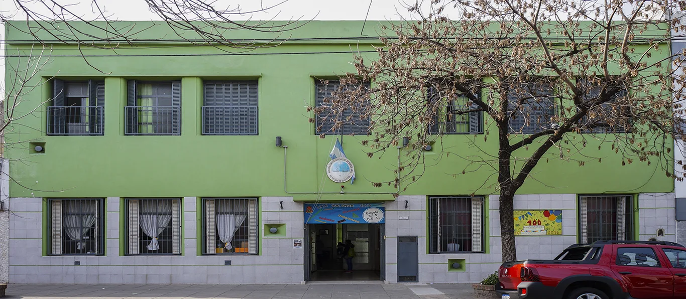 Fachada de Escuela Primaria Común N.º 5 D.E. 11 «Albina García de Ryan»