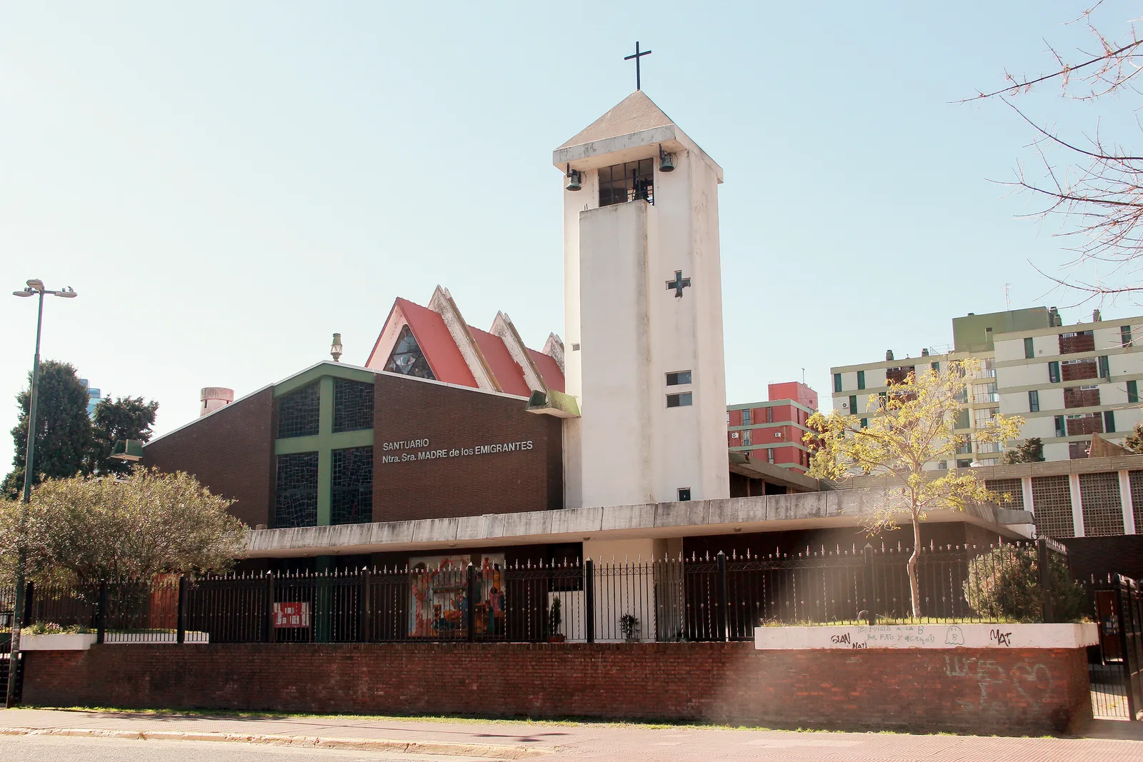 Fachada de Instituto Madre de los Emigrantes
