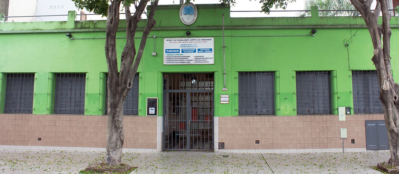Fachada de Escuela Primaria Común N.º 20 D.E. 17 «Pedro Medrano»