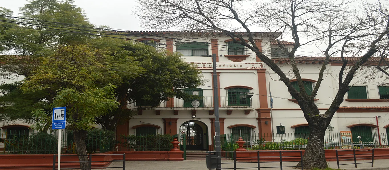 Fachada de Escuela Primaria Común N.º 3 D.E. 11 «Ángela M de Caviglia»