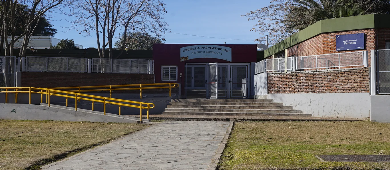 Fachada de Escuela Primaria Común N.º 2 D.E. 5 «Patricios»