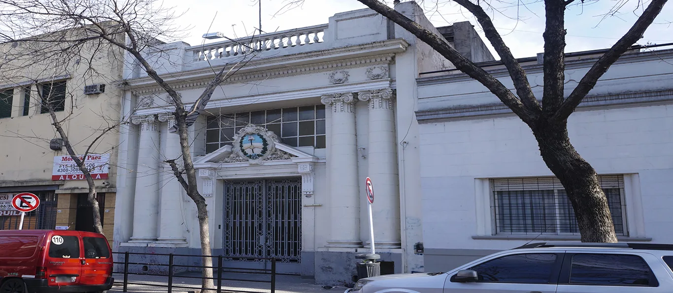 Fachada de Escuela Normal Superior N.º 11 D.E. 6 «Dr. Ricardo Levene»
