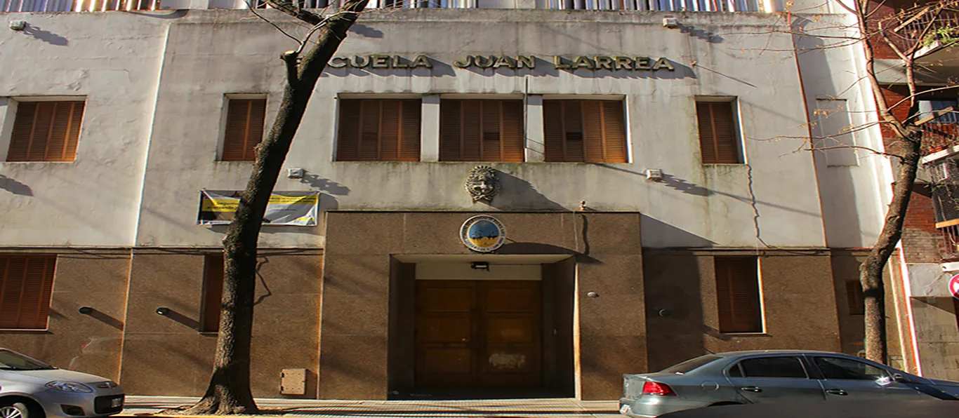 Fachada de Escuela Primaria Común N.º 2 D.E. 2 «Juan Larrea»