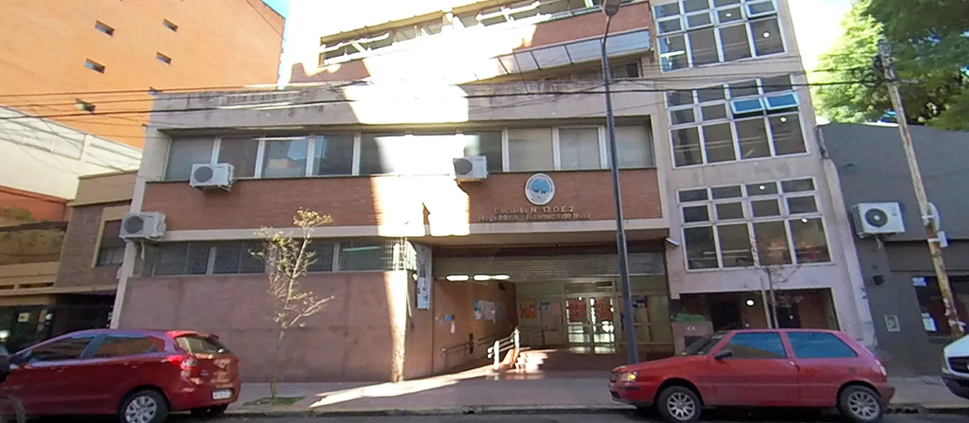 Fachada de Escuela Primaria Común N.º 13 D.E. 2 «República Islámica de Irán»