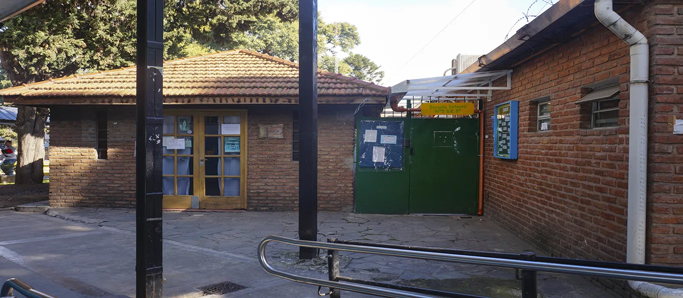 Fachada de Escuela Infantil N.º 5 D.E. 5 «María Eva Duarte de Perón»