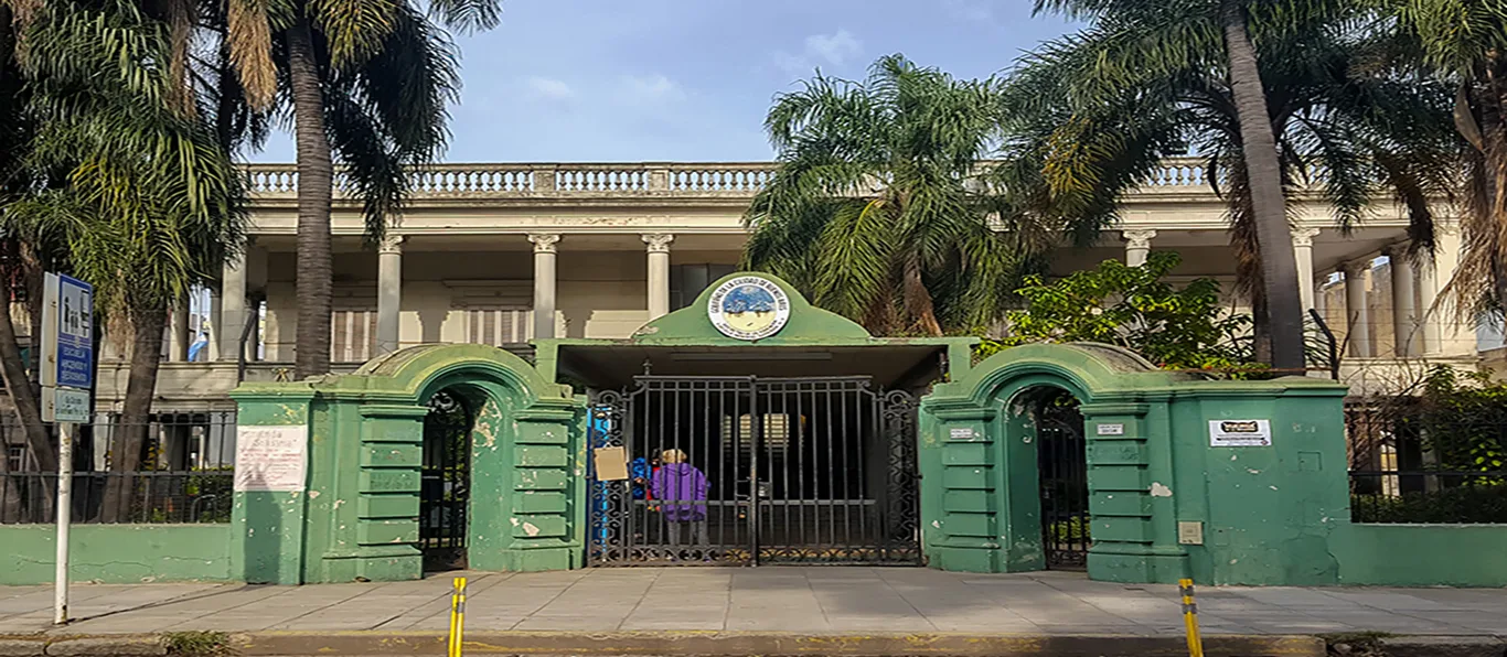 Fachada de Escuela Normal Superior N.º 8 D.E. 6 «Pte Julio Argentino Roca»