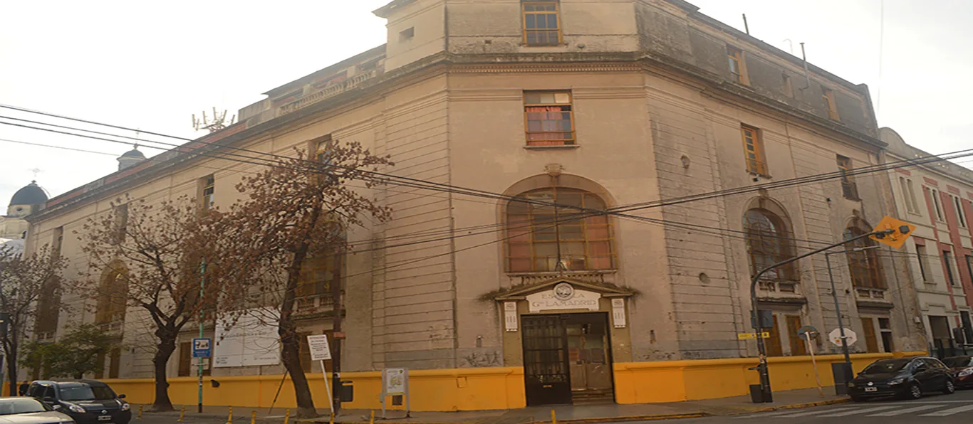 Fachada de Escuela Primaria Común N.º 10 D.E. 4 «Gral Gregorio Aráoz de Lamadrid»