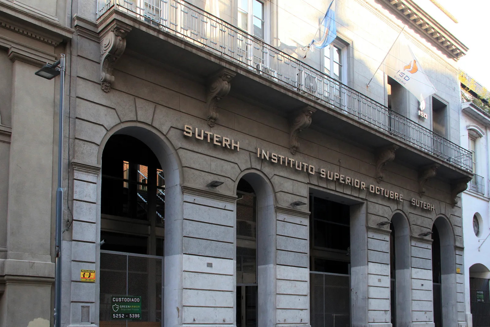 Fachada de Instituto Superior Octubre