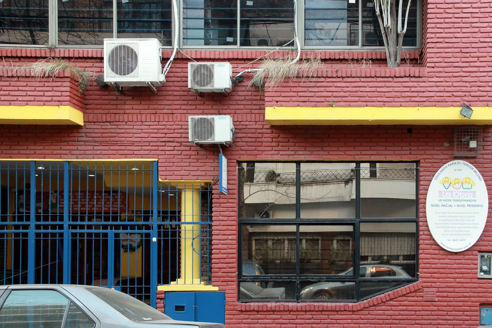 Fachada de Nueva Escuela de Educación la Obra
