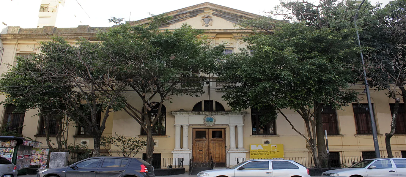 Fachada de Escuela de Reingreso N.º 2 D.E. 10 «Luis Alberto Spinetta»