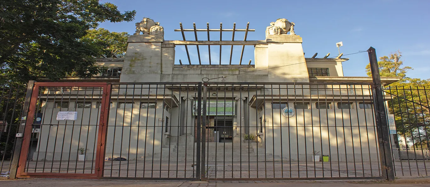 Fachada de Escuela de Educación Media N.º 2 D.E. 13