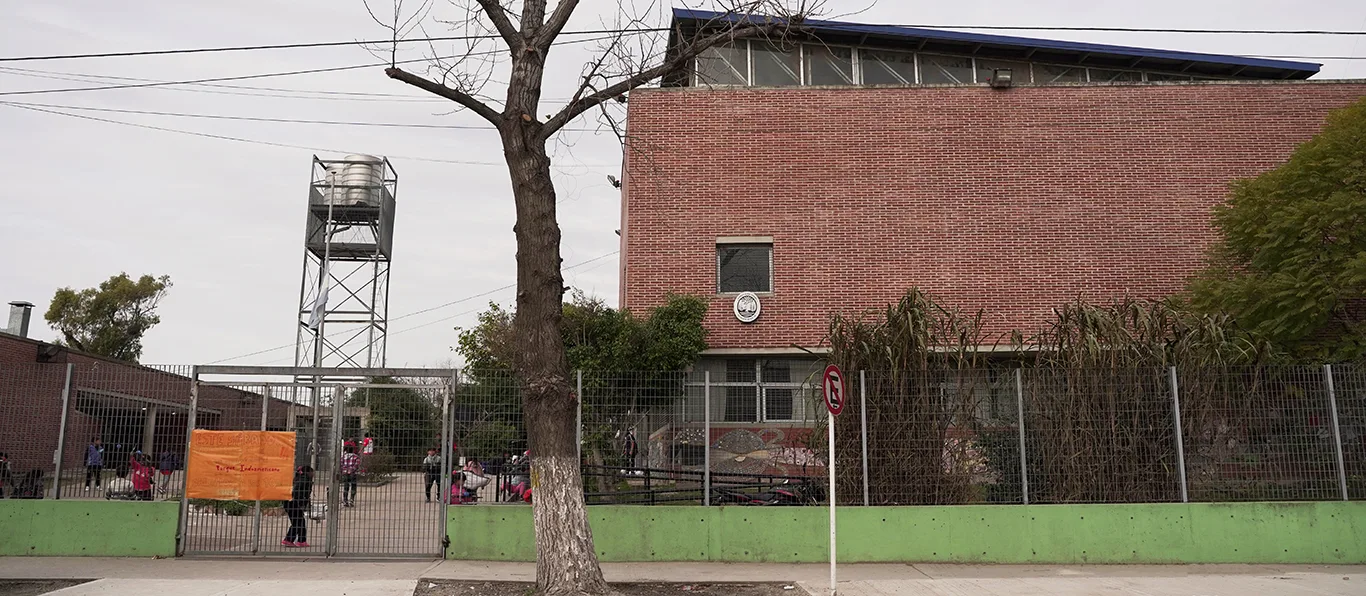 Fachada de Escuela Primaria Común N.º 23 D.E. 19 «Rene Favaloro»