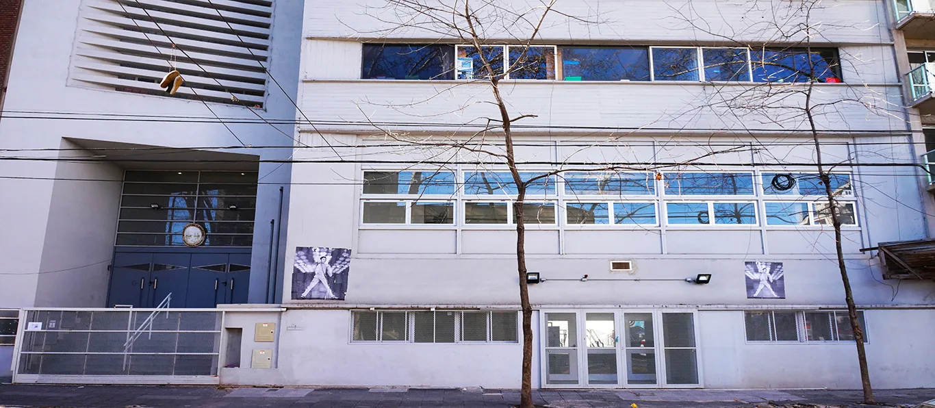 Fachada de Escuela de Educación Media N.º 3 D.E. 7 «Osvaldo Pugliese»