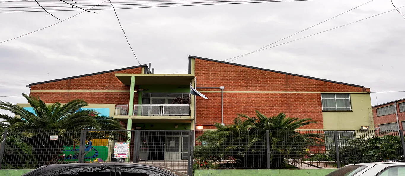 Fachada de Escuela Primaria Común N.º 19 D.E. 21 «Hermanos Latinoamericanos»