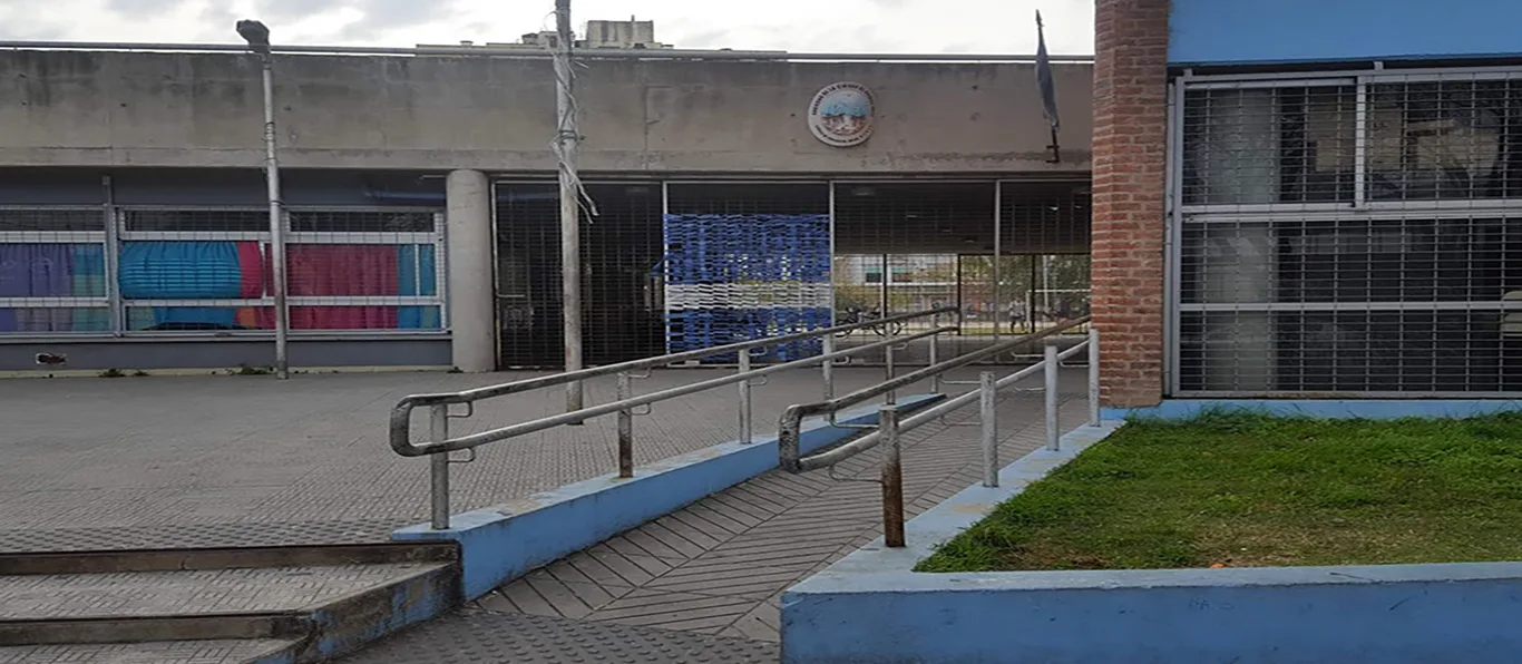 Fachada de Escuela de Educación Media N.º 3 D.E. 4