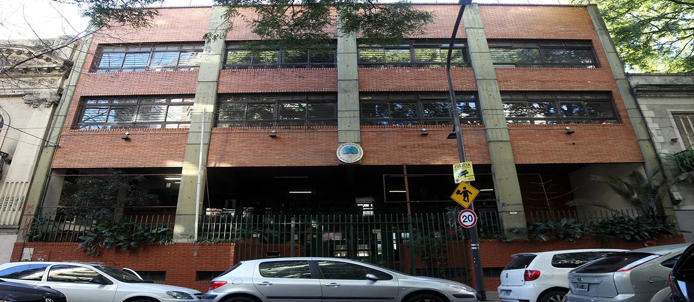 Fachada de Escuela de Educación Media N.º 1 D.E. 7 «Julieta Lanteri»