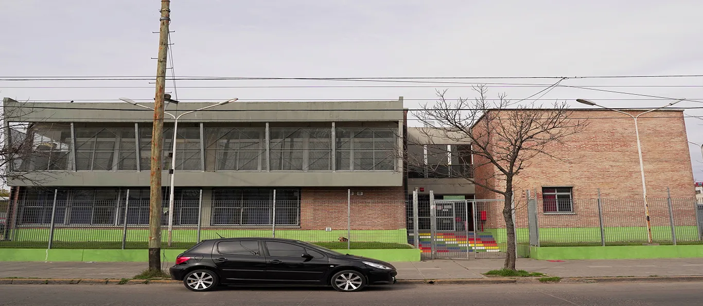 Fachada de Escuela Primaria Común N.º 24 D.E. 19 «Vilma de León»