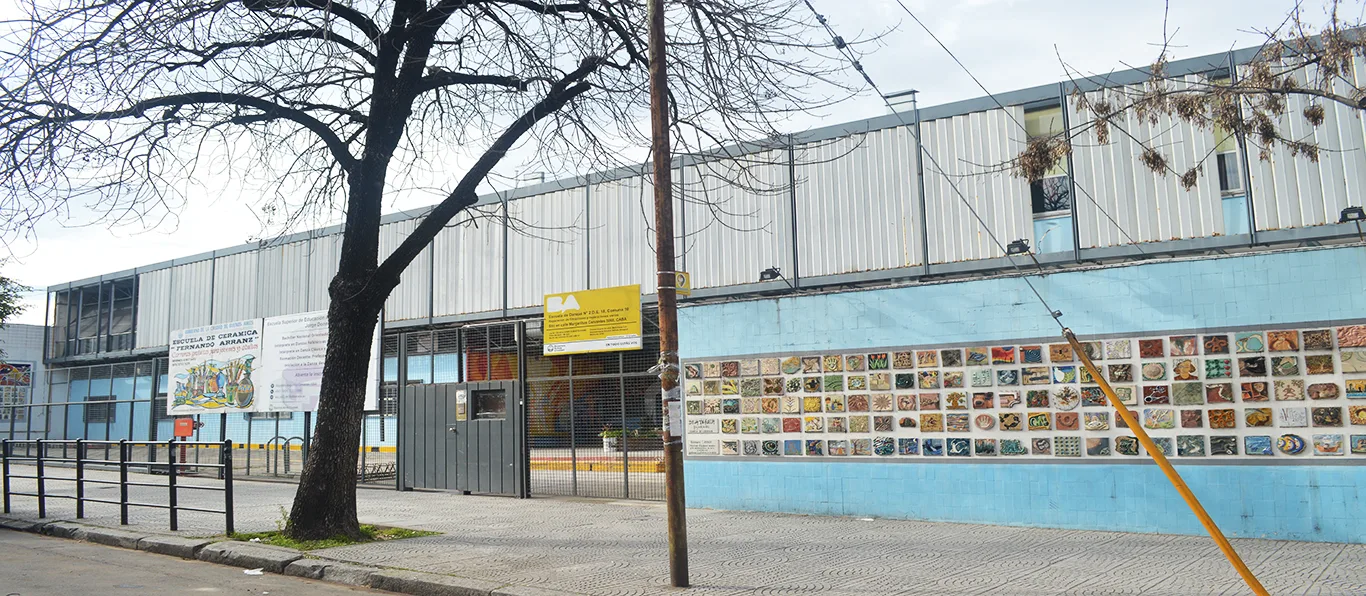Fachada de Escuela de Comercio N.º 200 D.E. 18 «En Cerámica Fernando Arranz»