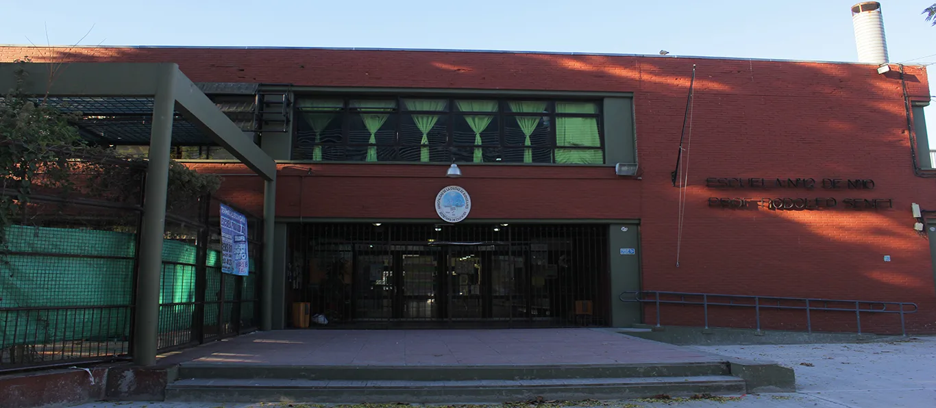 Fachada de Jardín de Infantes Común N.º 9 D.E. 10 «Luis Alberto Espinetta»