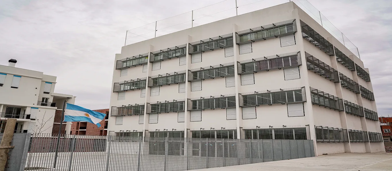 Fachada de Escuela Primaria Común N.º 11 D.E. 21